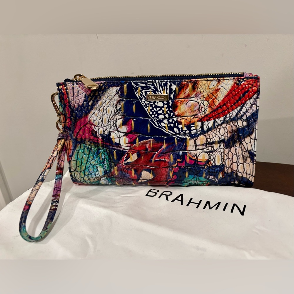 ⭐️ Authentic Brahmin Daisy Wristlet from the Metamorphosis Collection ⭐️